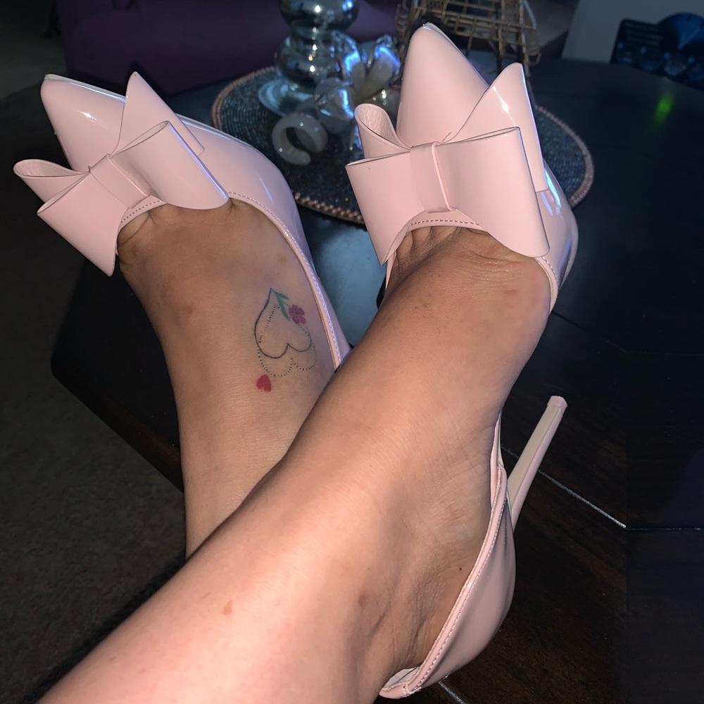 Pink bow heels 👠